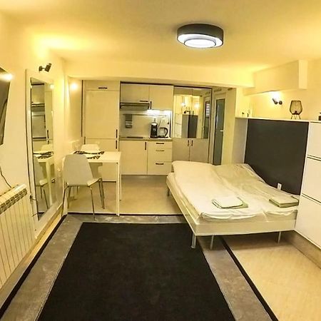 Studio With Courtyard Just Steps Away Vitosha Str Sofia Esterno foto