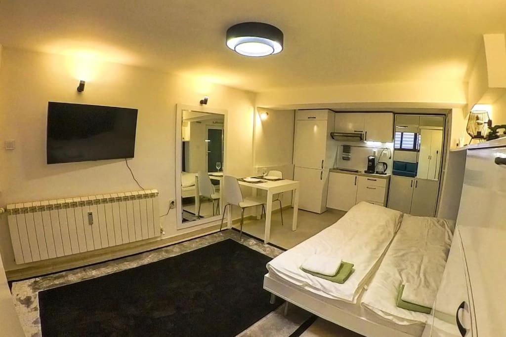 Studio With Courtyard Just Steps Away Vitosha Str Sofia Esterno foto