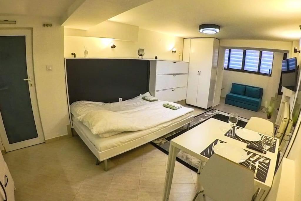 Studio With Courtyard Just Steps Away Vitosha Str Sofia Esterno foto