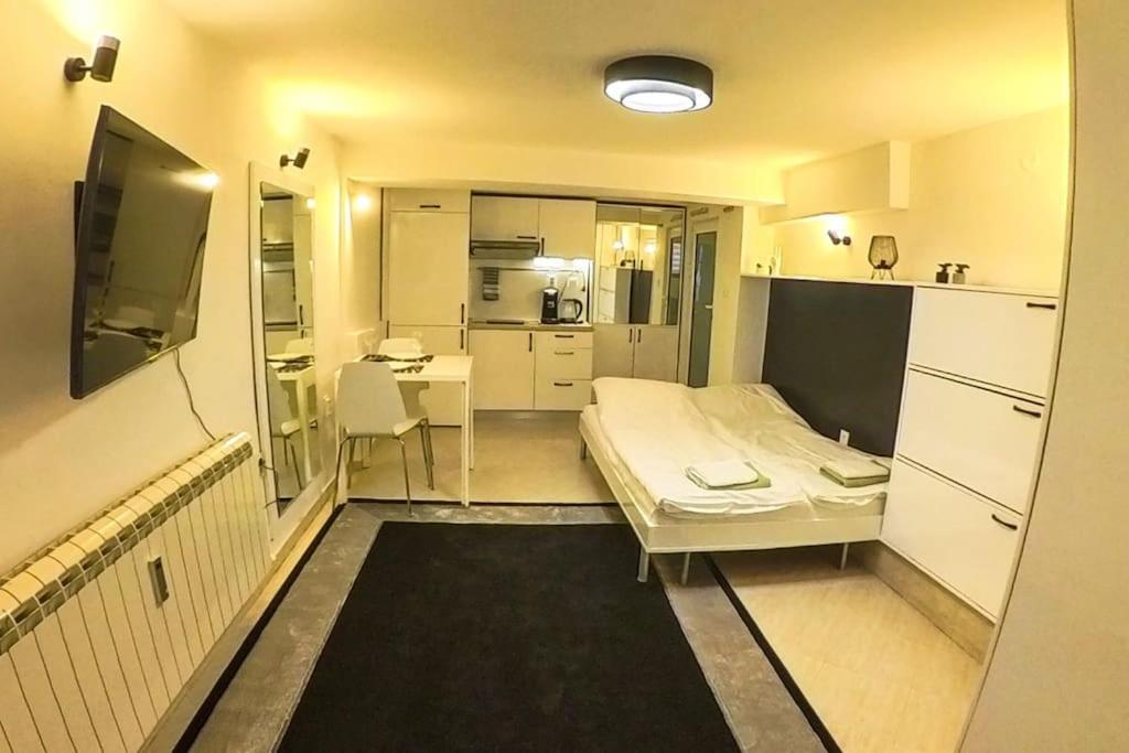 Studio With Courtyard Just Steps Away Vitosha Str Sofia Esterno foto