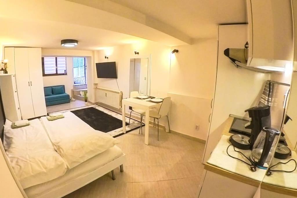Studio With Courtyard Just Steps Away Vitosha Str Sofia Esterno foto